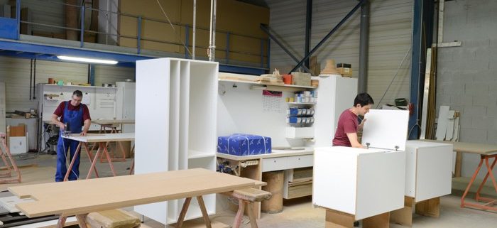 Atelier de montage de meubles spécifiques